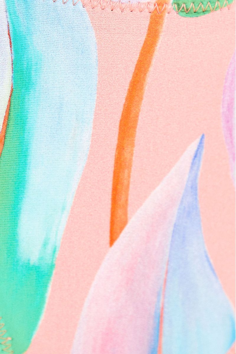 Detalle-del-estampado-abstracto-en-tonos-pastel-de-la-panty.