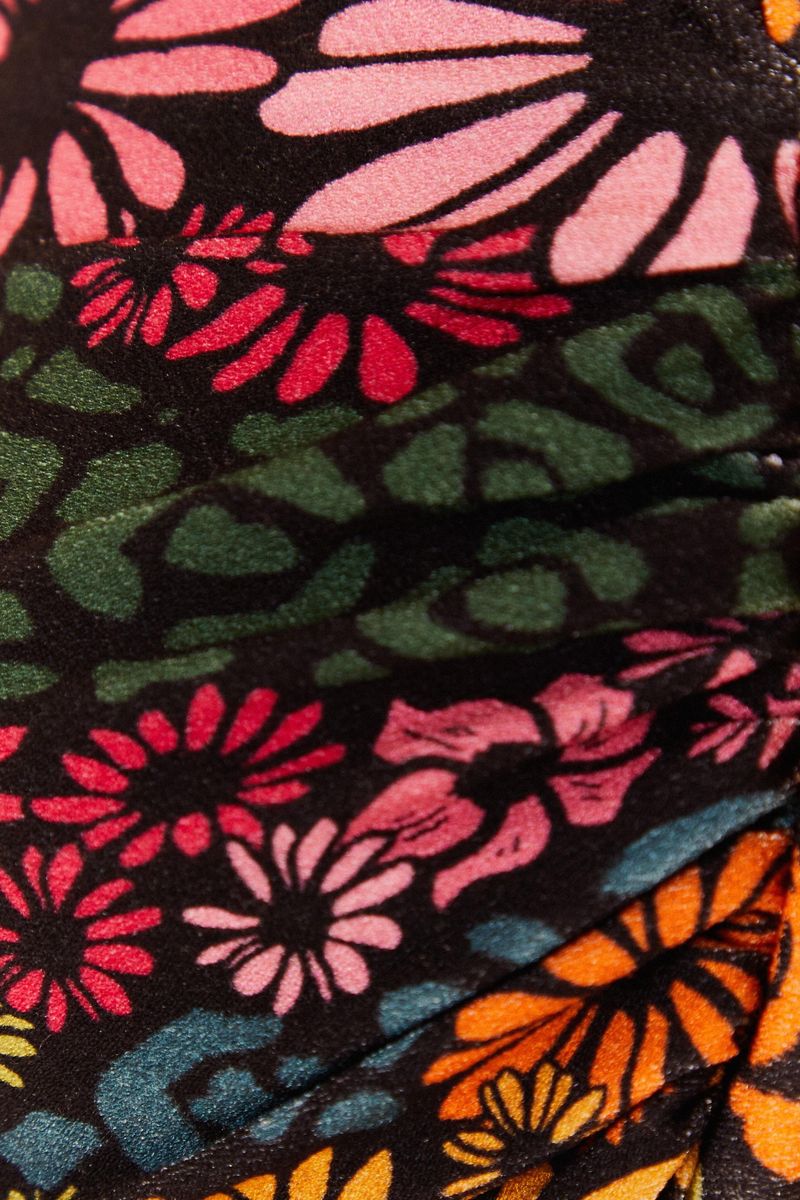 Detalle-del-estampado-floral-y-de-leopardo-en-tonos-vibrantes.