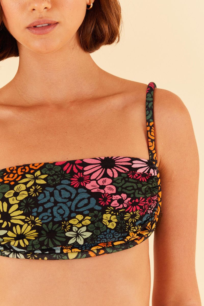Vista-frontal-de-un-top-estampado-con-diseño-fruncido.