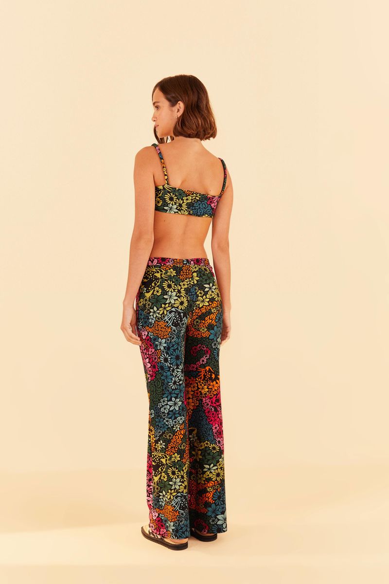 Vista-trasera-de-un-conjunto-estampado-con-top-y-pantalon.