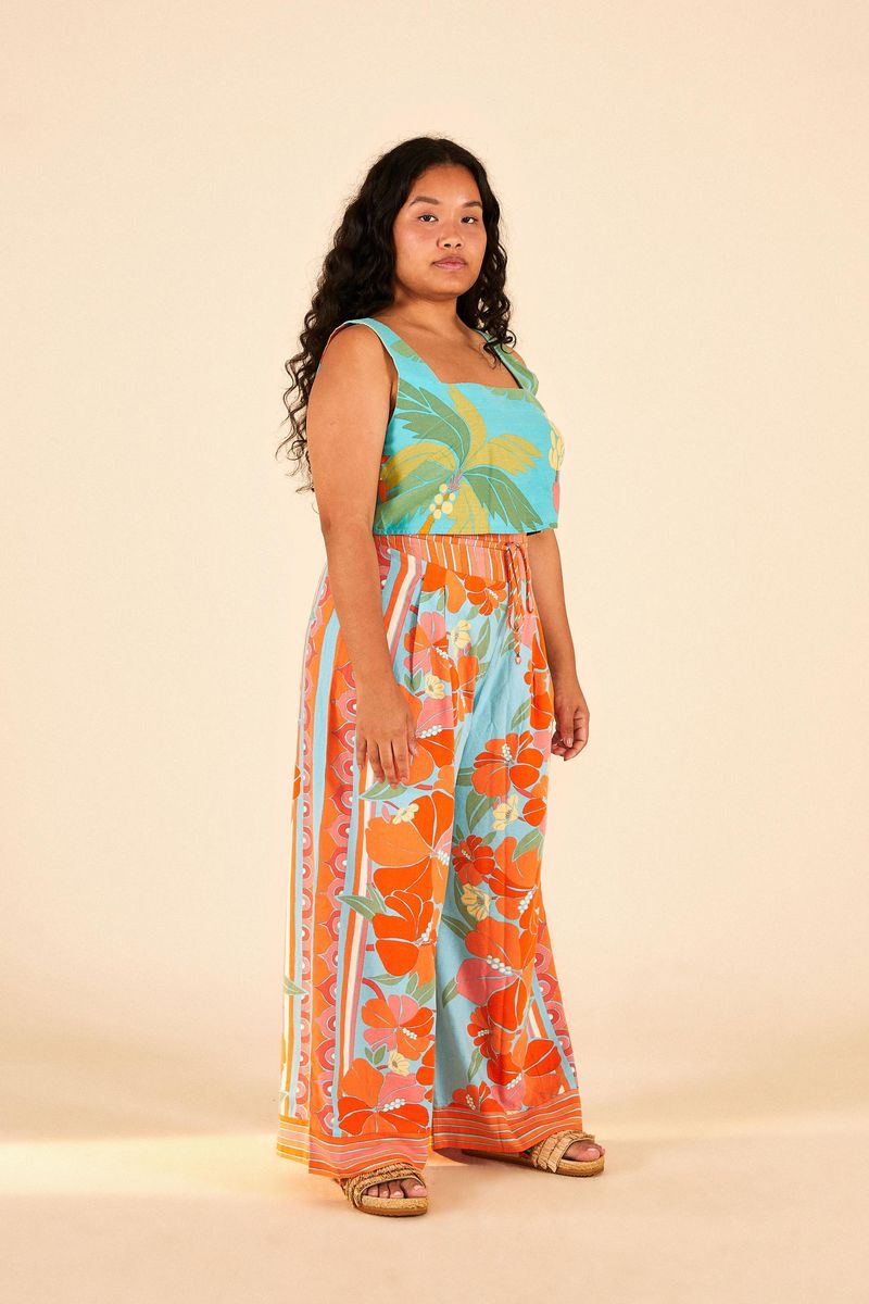 Vista-lateral-de-la-blusa-estampada-Praia-Tropical-destacando-la-caida.