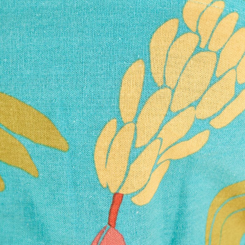 Primer-plano-del-estampado-tropical-con-elementos-de-follaje-y-frutas.