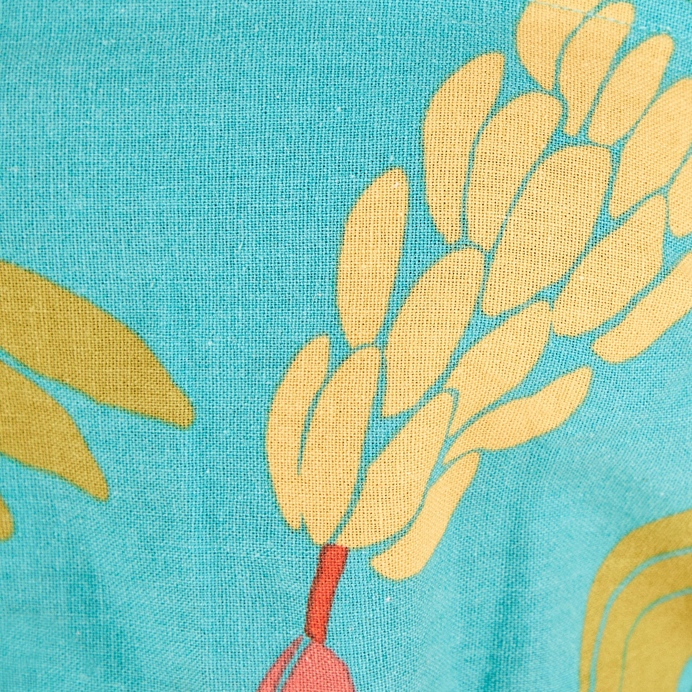 Primer-plano-del-estampado-tropical-con-elementos-de-follaje-y-frutas.
