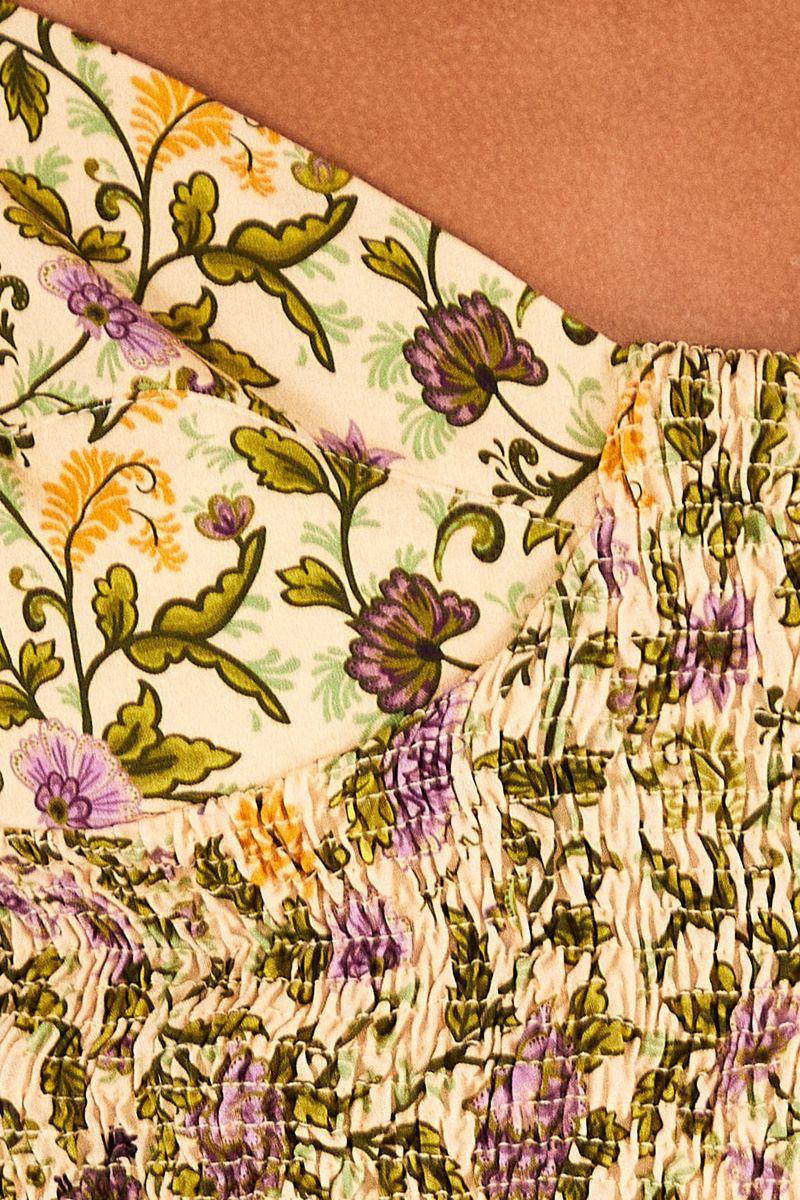 Blusa-estampada-floral-con-escote-en-V-y-volantes-en-el-borde-vista-frontal.