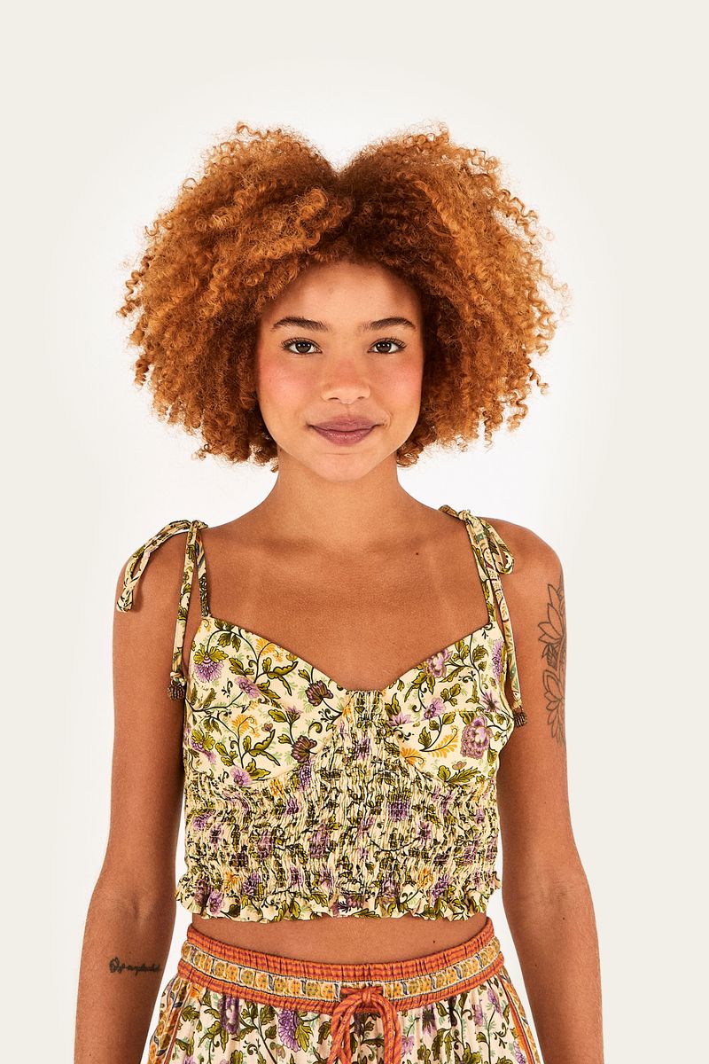 Detalle-del-estampado-floral-de-la-blusa-estampada.
