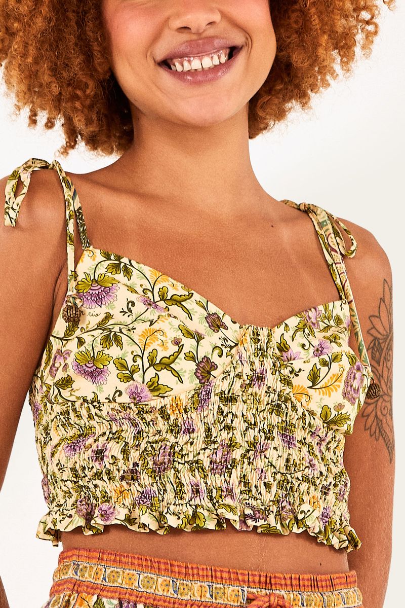 Vista-trasera-de-la-blusa-estampada-floral-con-tirantes-ajustables.