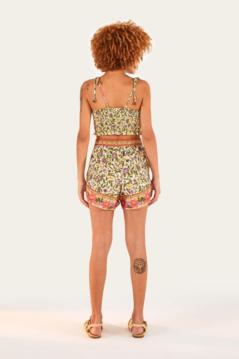 Modelo-luciendo-la-blusa-estampada-floral-en-un-atuendo-casual.
