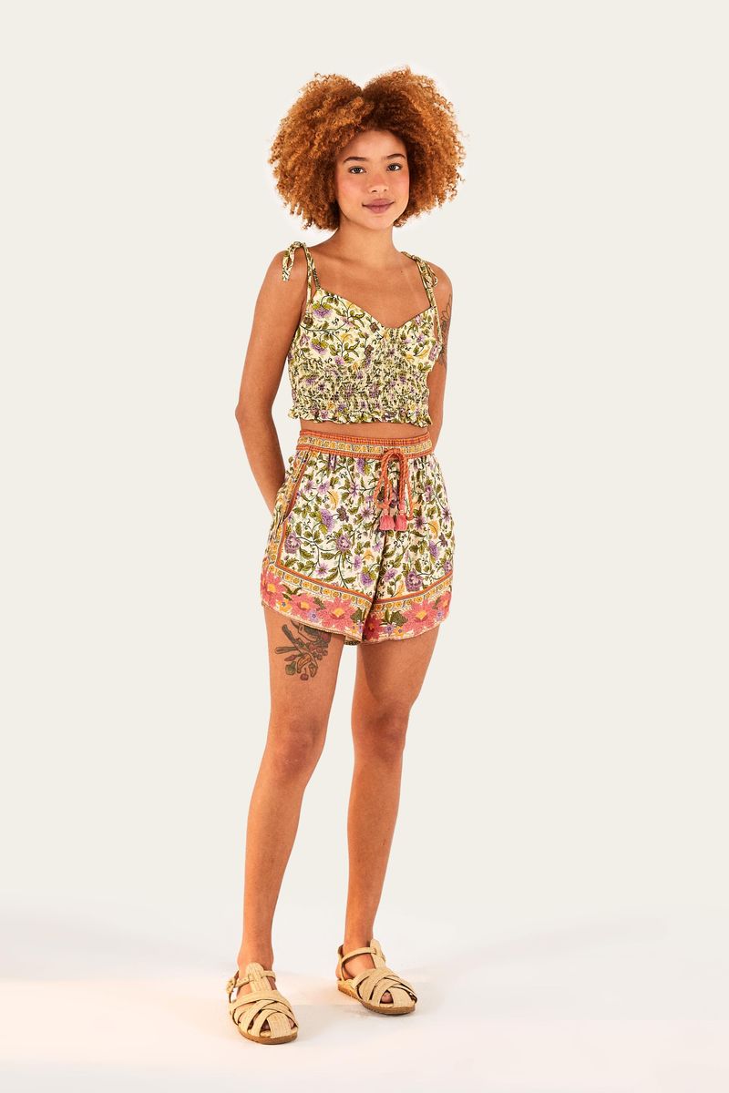 Primer-plano-del-tejido-floral-de-la-blusa-estampada.