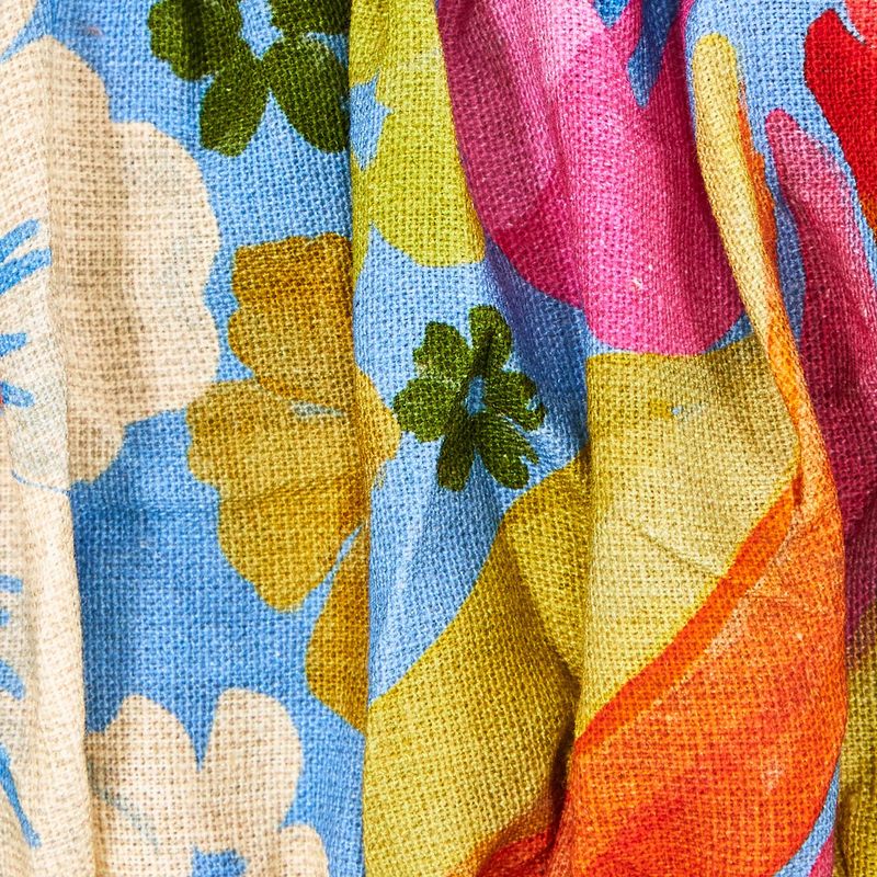 Primer-plano-del-tejido-estampado-floral-vibrante-del-top.