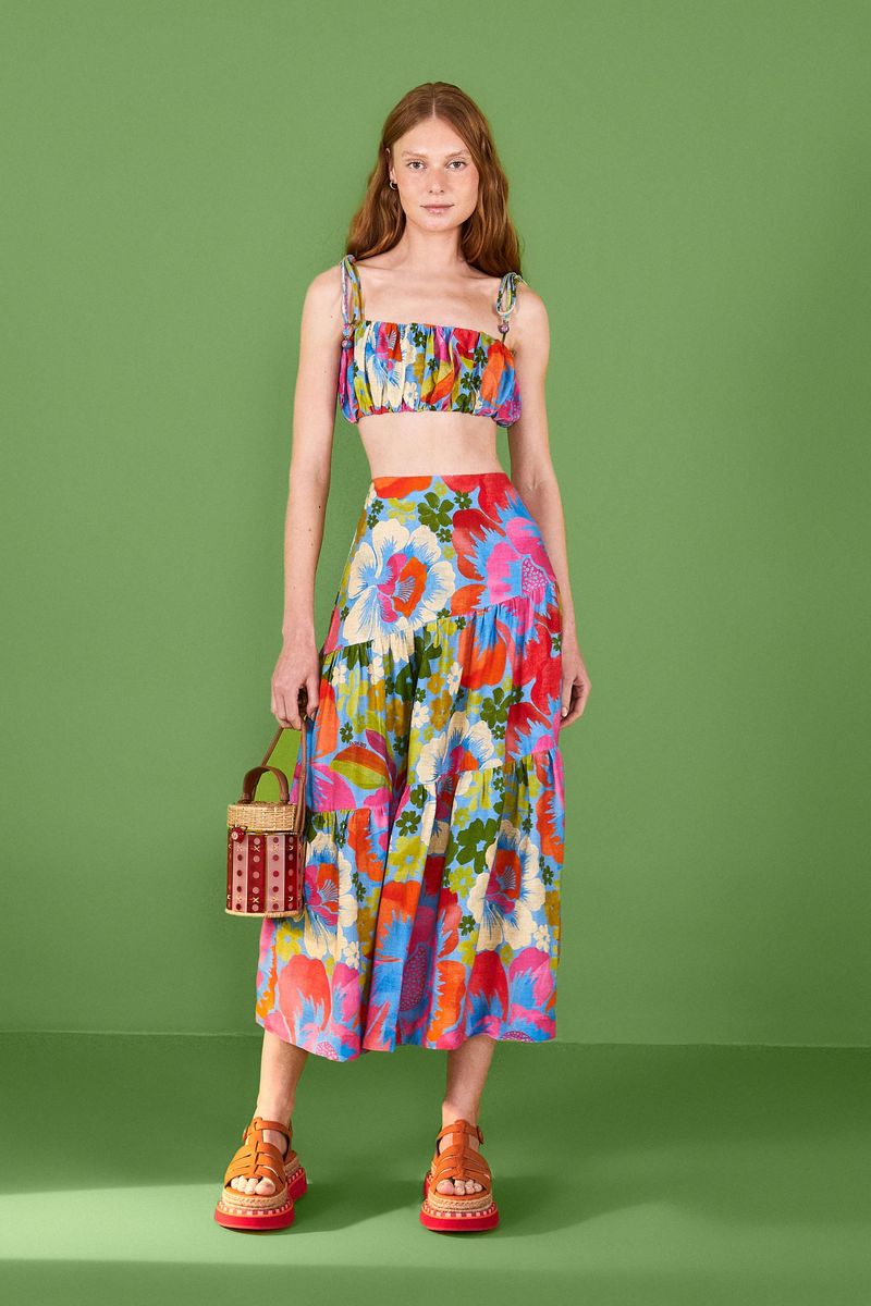 Conjunto-completo-con-top-y-falda-estampados-complementados-con-accesorios.