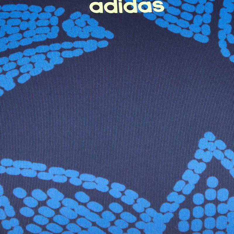Detalle-del-estampado-del-top-Adidas-con-patron-botanico-y-tropical.