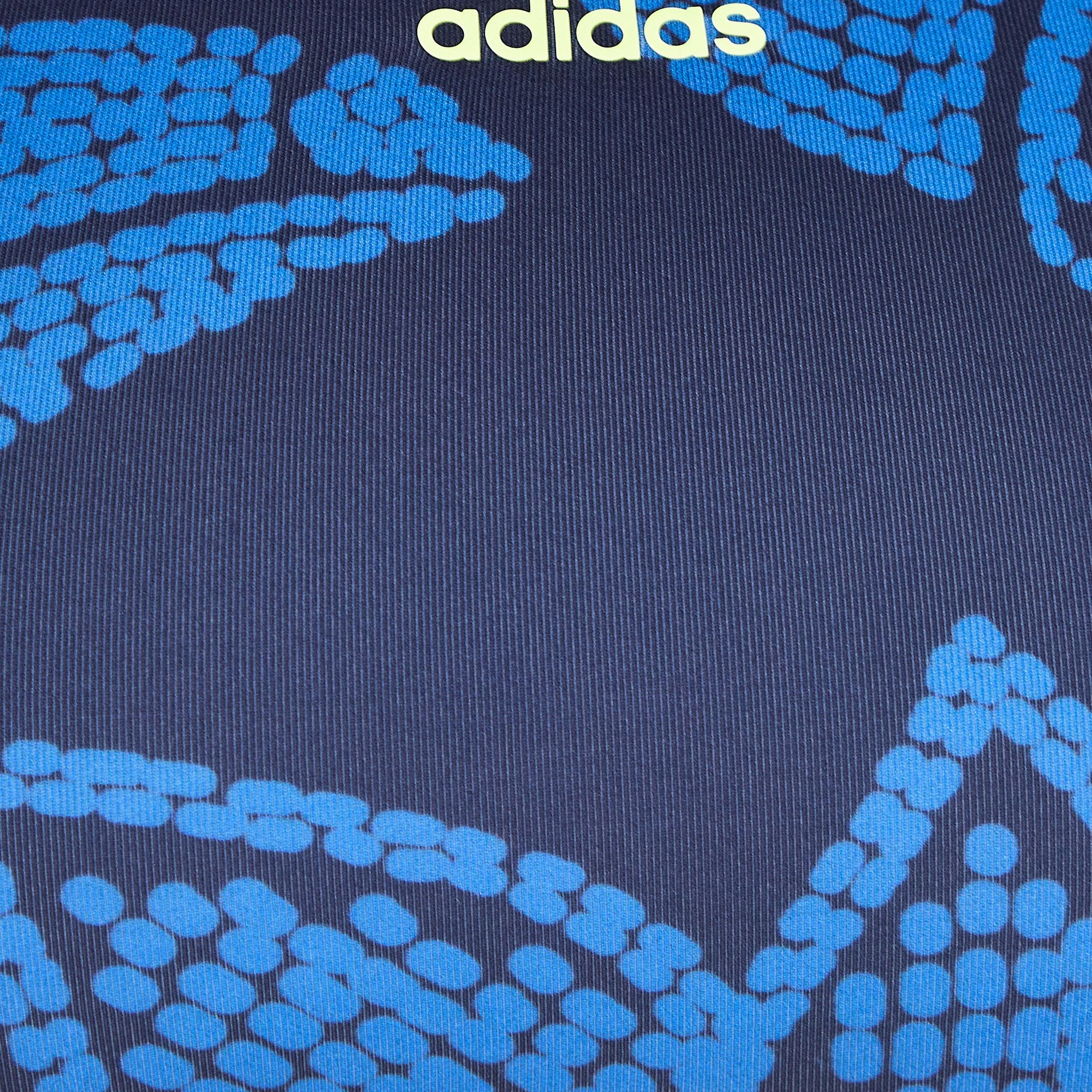 Detalle-del-estampado-del-top-Adidas-con-patron-botanico-y-tropical.