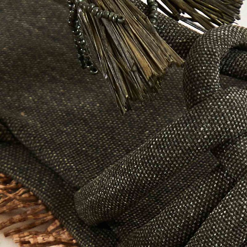Detalle-de-los-flecos-de-paja-alrededor-de-la-plantilla-de-la-sandalia-mostrando-su-diseño-unico.