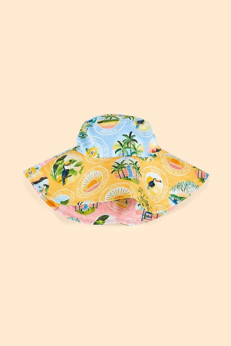 Sombrero-estampado-colorido-con-motivos-tropicales-incluyendo-palmeras-y-tucanes-visto-de-frente.