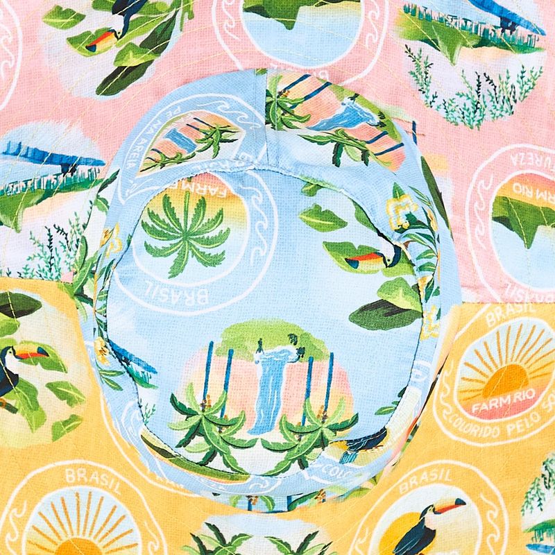 Close-up-del-estampado-del-sombrero-con-elementos-tropicales-y-colores-vibrantes.