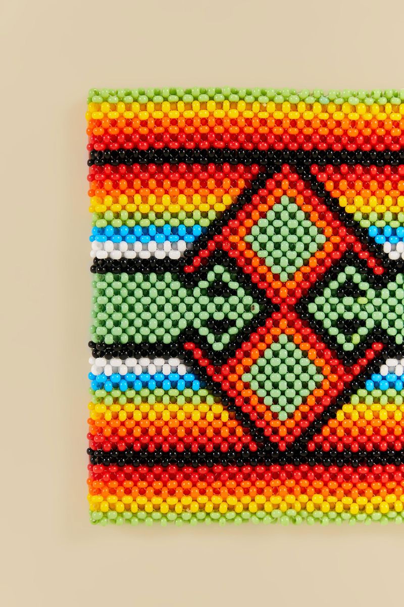 Detalle-del-patron-geometrico-de-la-pulsera-Yawanawa-con-cuentas-coloridas.