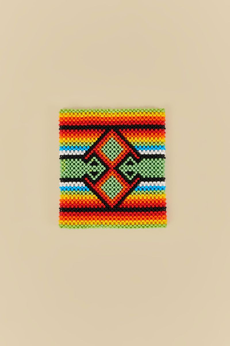 Vista-plana-de-la-pulsera-Yawanawa-mostrando-el-diseño-completo.