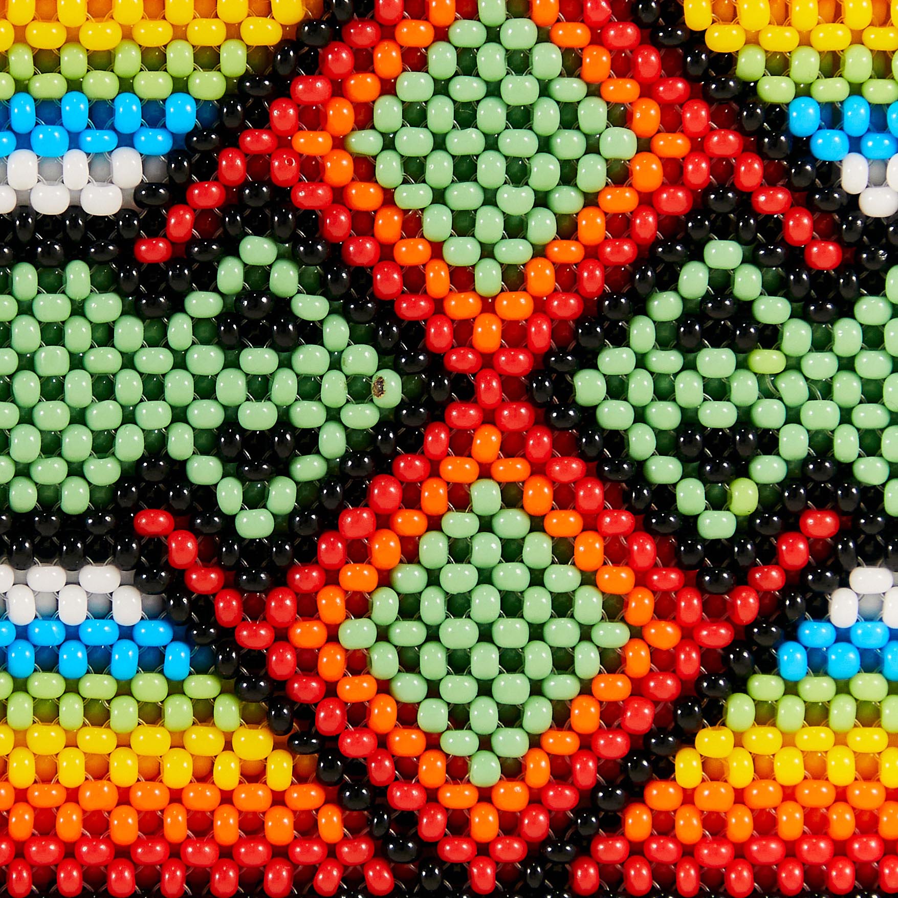 Close-up-del-patron-geometrico-de-la-pulsera-Yawanawa-destacando-los-colores-vibrantes.