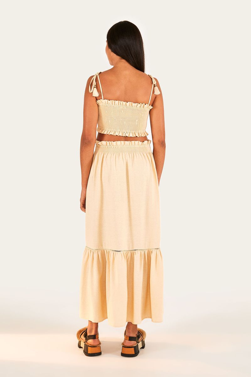 Imagen-trasera-del-vestido-corto-con-elastico-y-tiras-ajustables-destacando-el-largo-y-estilo.