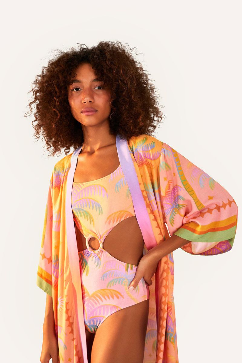 Modelo-vestido-con-un-bañador-con-estampado-tropical-y-un-kimono-a-juego.
