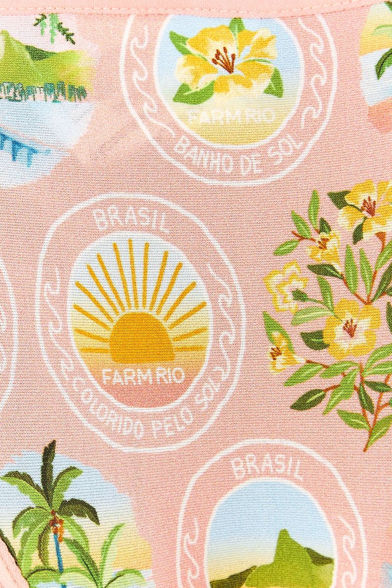 Primer-plano-del-estampado-tropical-de-la-braga-destacando-los-elementos-de-diseño.