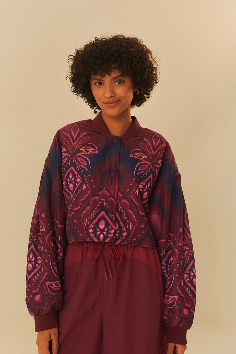 Imagen-de-una-chaqueta-cropped-puffer-con-estampado-geometrico-en-tonos-vibrantes-vista-frontal.