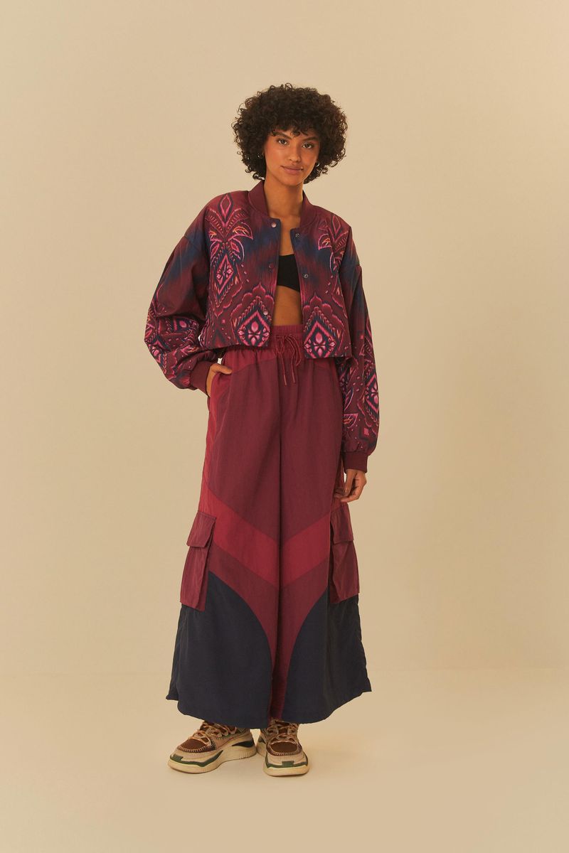 Imagen-de-una-chaqueta-cropped-puffer-con-estampado-geometrico-en-tonos-vibrantes-vista-completa.