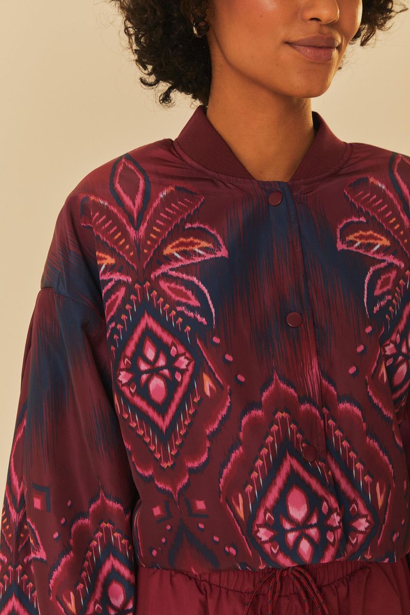 Imagen-de-una-chaqueta-cropped-puffer-con-estampado-geometrico-en-tonos-vibrantes-detalle-frontal.