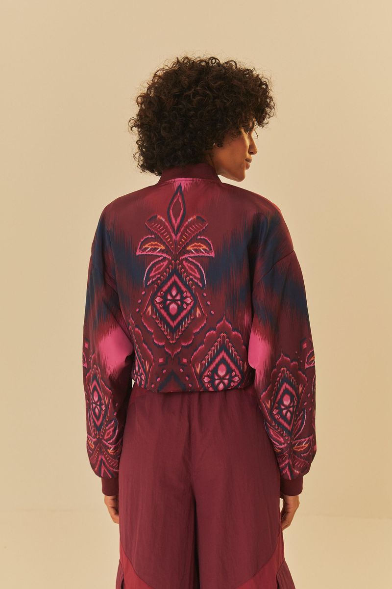 Imagen-de-una-chaqueta-cropped-puffer-con-estampado-geometrico-en-tonos-vibrantes-vista-trasera.