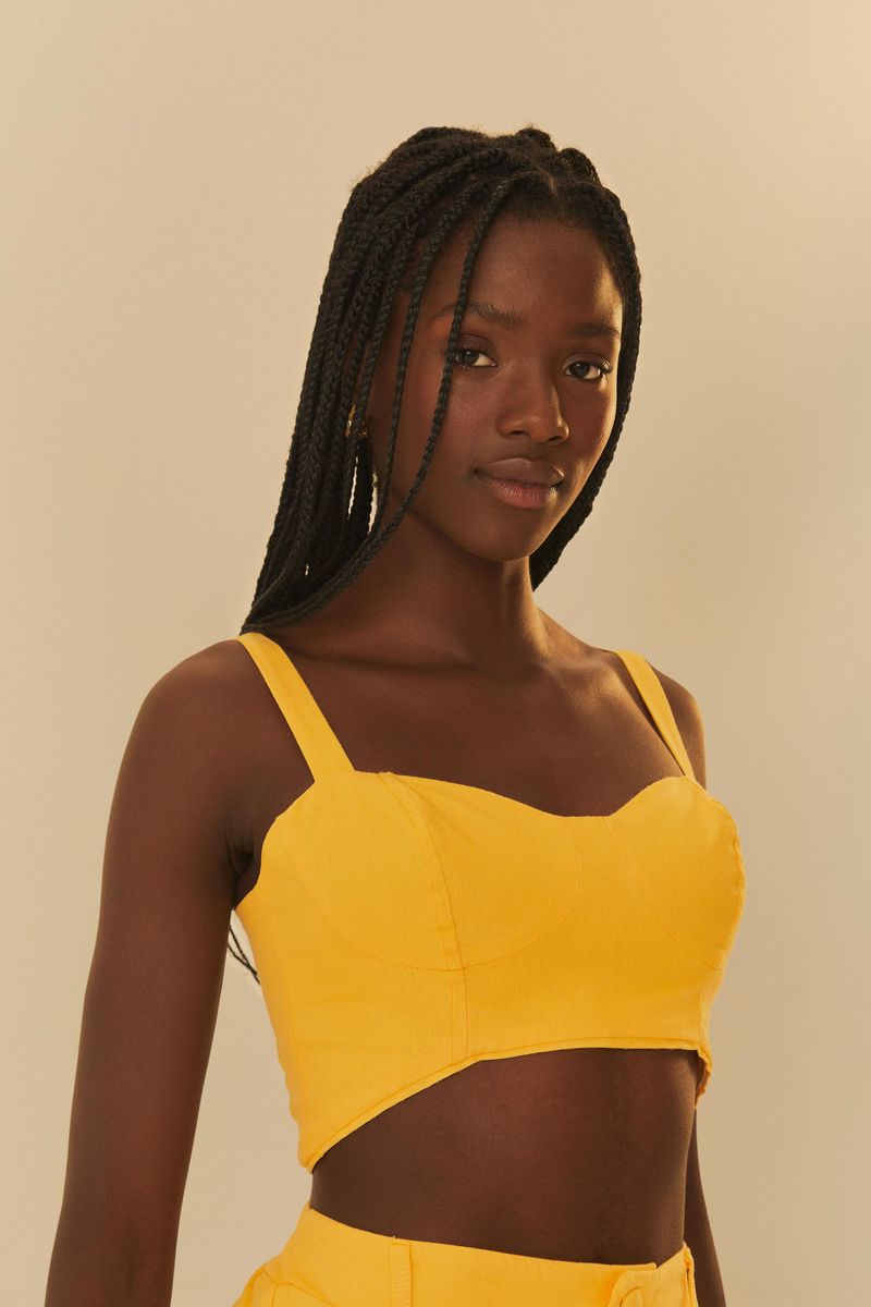 Imagen-de-un-top-amarillo-con-tirantes-ajustables-y-corte-moderno.