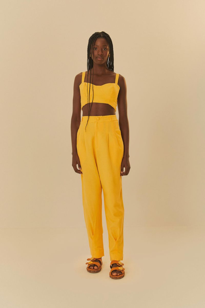 Vista-frontal-de-un-conjunto-amarillo-con-top-y-pantalon.