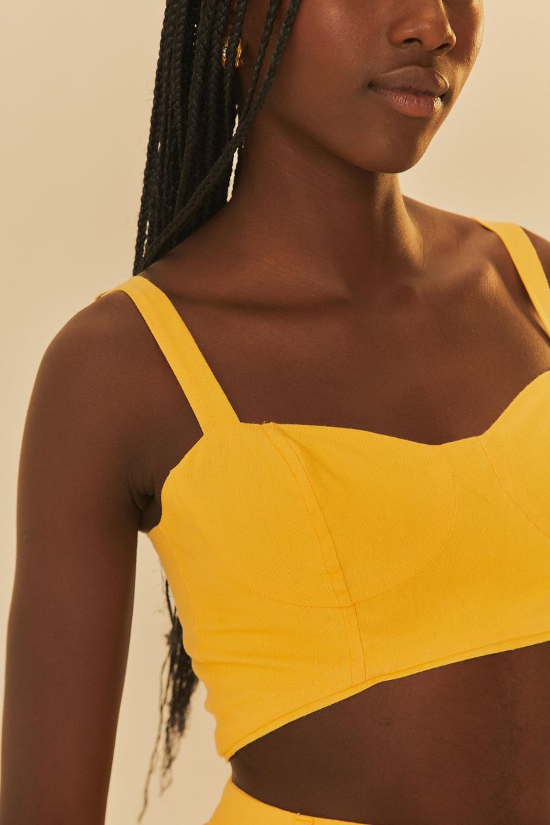 Detalle-del-escote-y-tirantes-ajustables-del-top-amarillo.