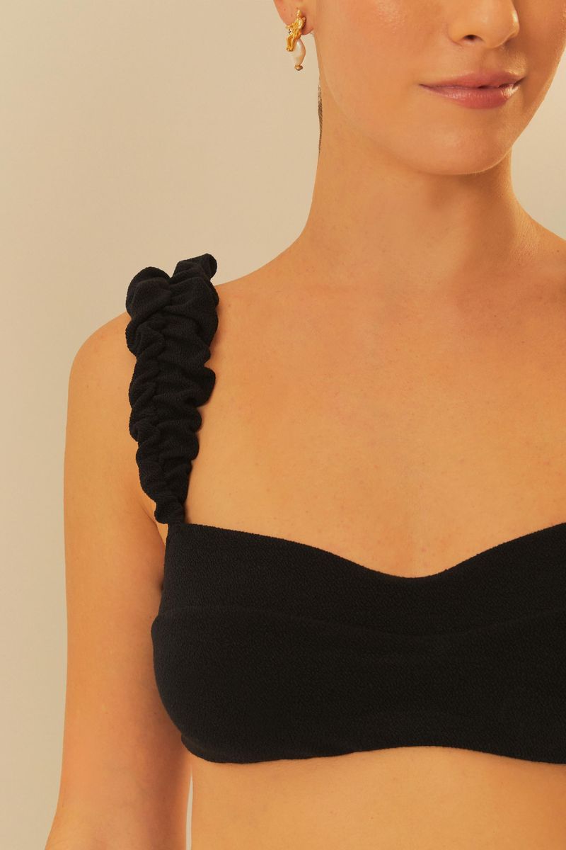 Imagen-de-un-acercamiento-a-las-tiras-fru-fru-del-top-negro.