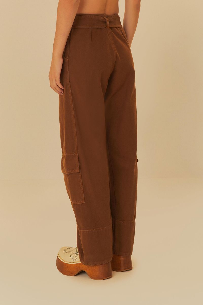 Modelo usando pantalón sarga cargo marrón con zapatos de plataforma.