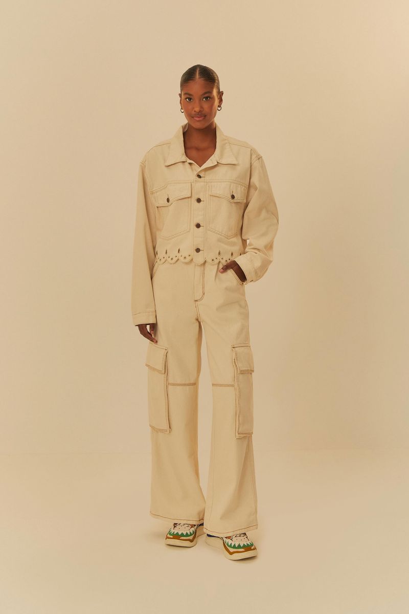 Modelo vistiendo pantalón cargo beige con chaqueta combinada.