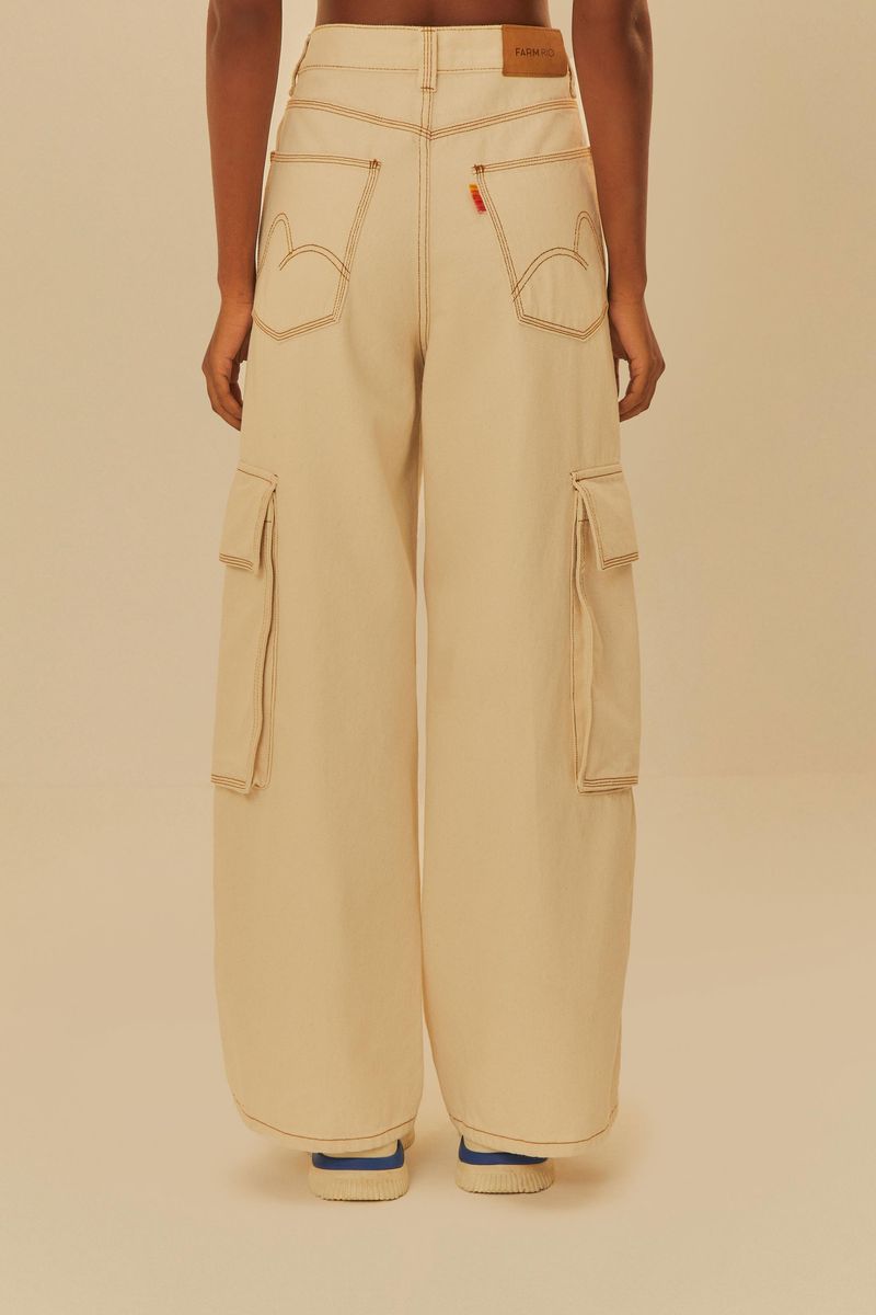 Modelo vistiendo conjunto beige con pantalón cargo y chaqueta.