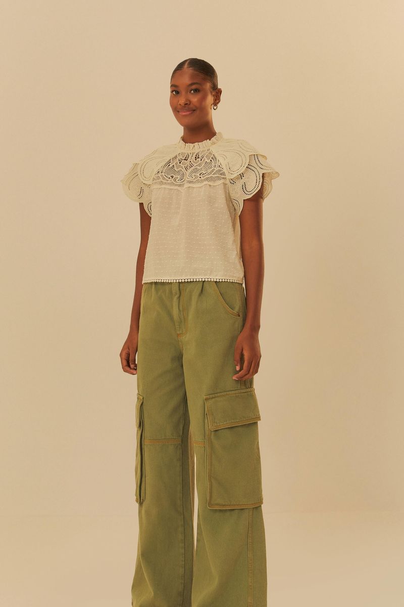 Vista trasera del pantalón cargo verde con diseño práctico.