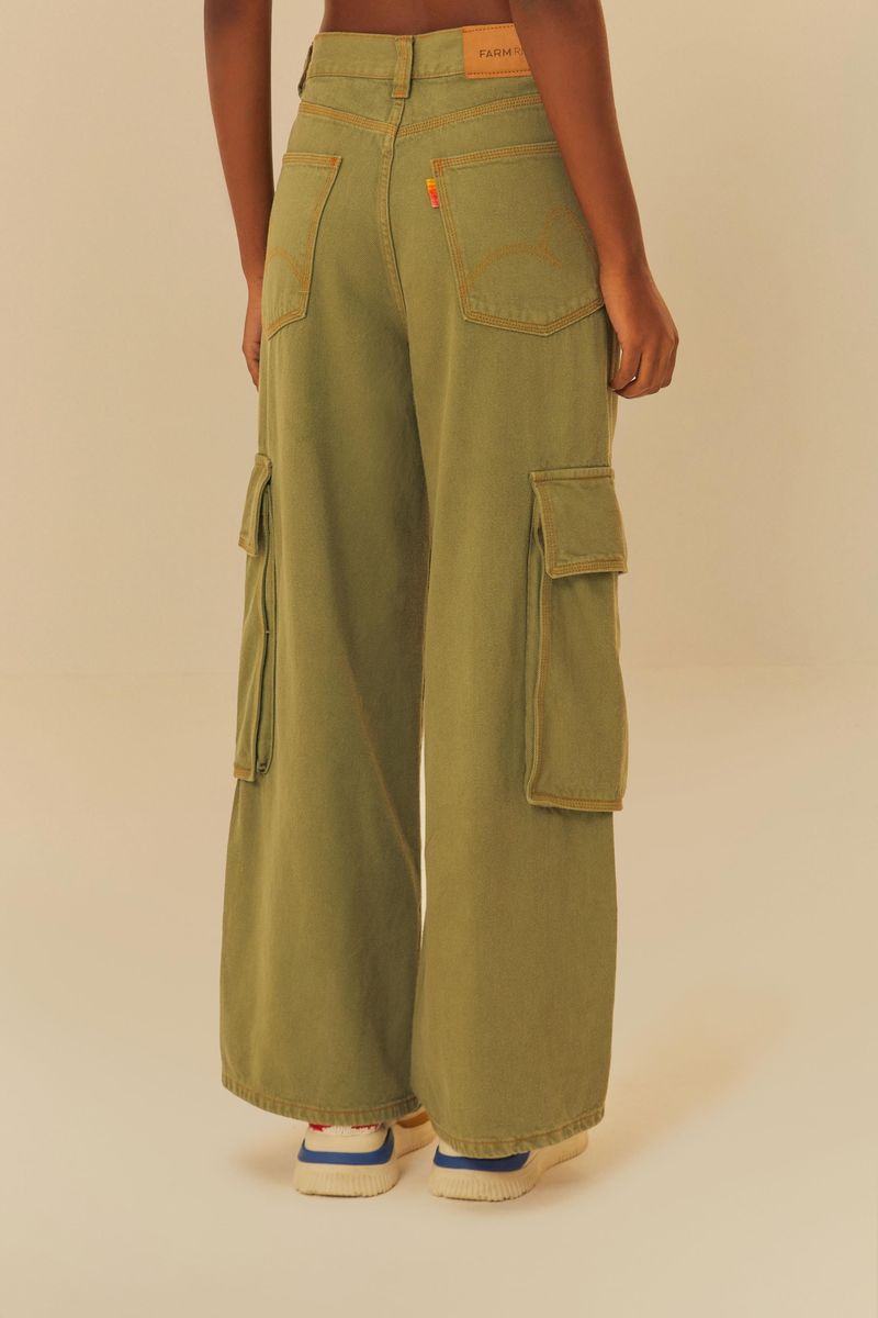 Detalle de la cintura y bolsillos traseros del pantalón cargo verde.