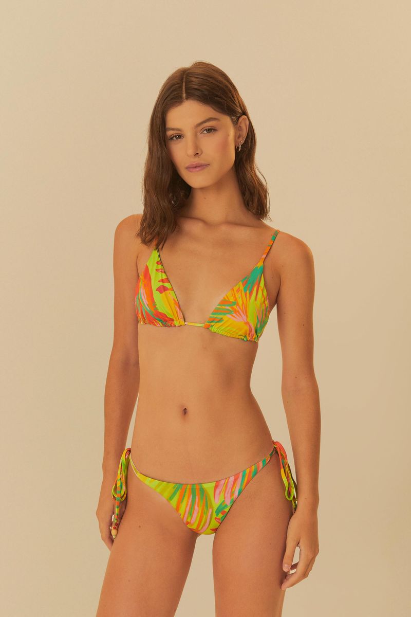 Imagen-frontal-de-un-bikini-estampado-con-pajaros-pintados-tirantes-delgados-y-detalles-de-lazo.