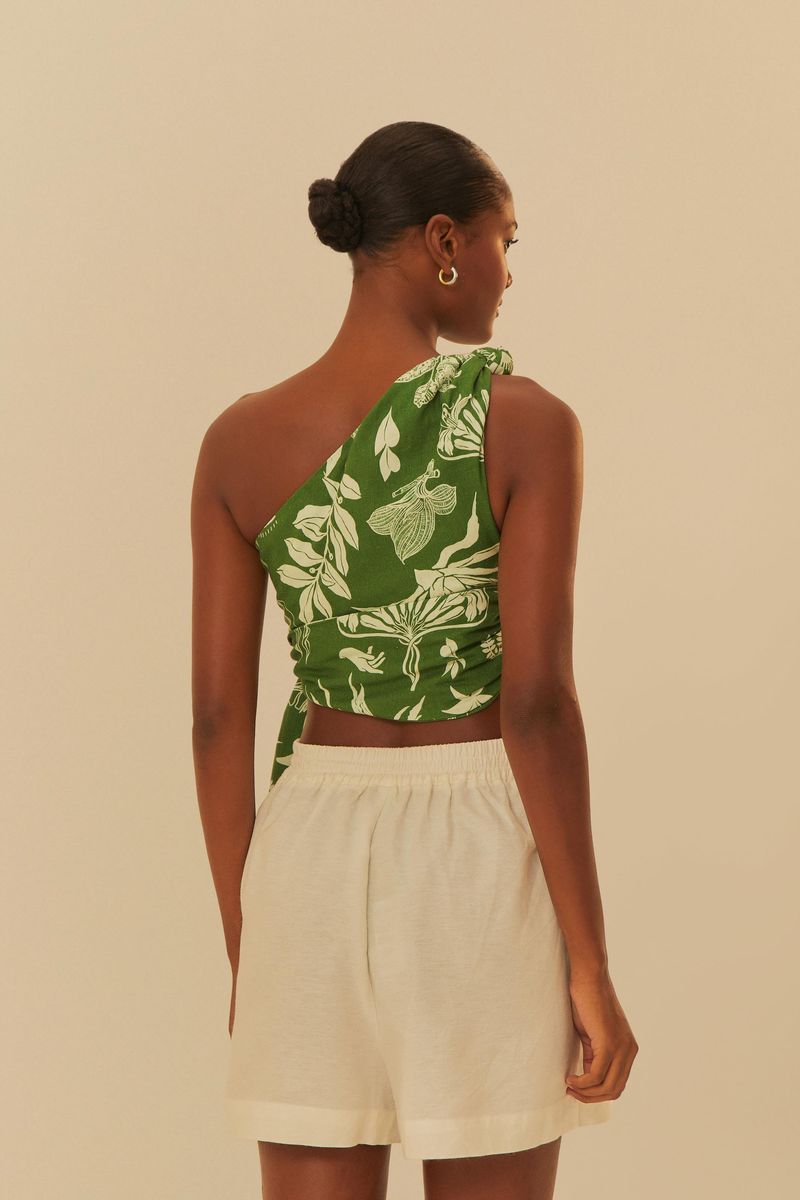 Vista-completa-del-conjunto-con-el-top-y-el-short-claro.