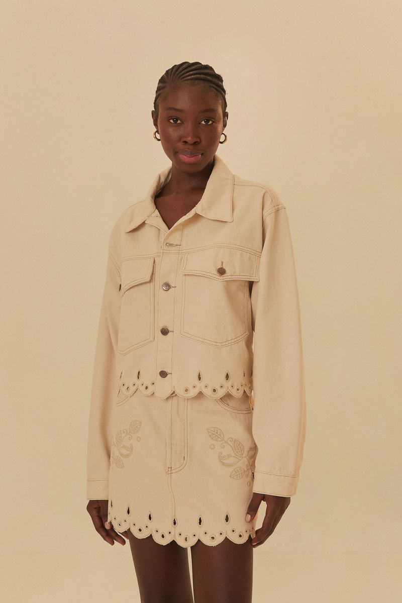 Chaqueta-beige-con-bordados-botanicos-vista-frontal-con-cuello-clasico-y-cierre-de-botones.