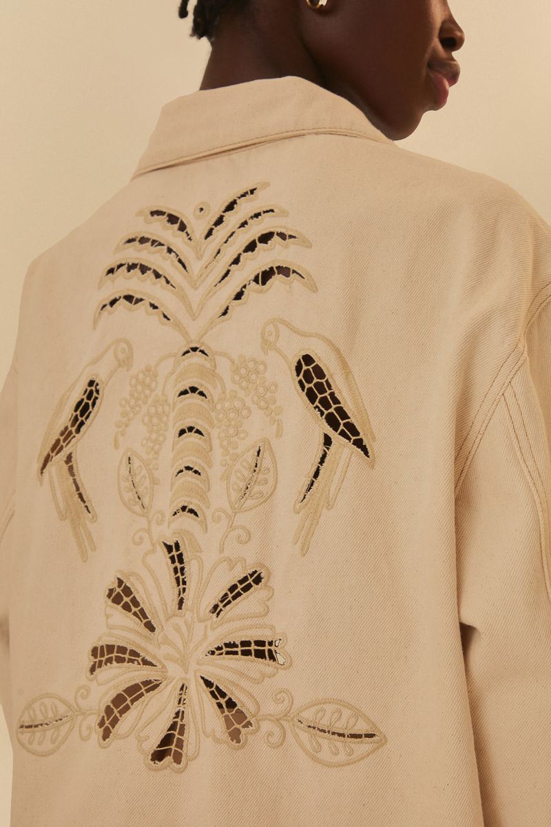 Detalle-del-bordado-botanico-en-la-parte-trasera-de-la-chaqueta.