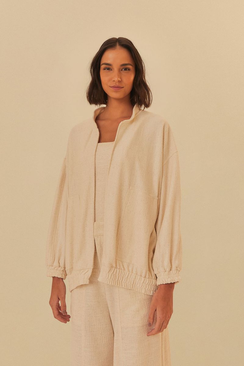 Chaqueta-bomber-beige-en-tweed-con-cierre-de-cremallera-y-bolsillos-de-solapa-vista-frontal.