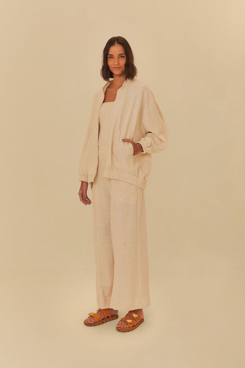 Modelo-luciendo-chaqueta-bomber-beige-en-tweed-con-pantalon-a-juego-vista-completa.