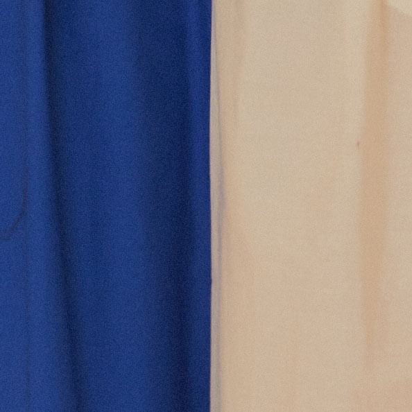 Detalle-del-dobladillo-del-pantalon-bicolor-de-sastreria-con-borde-aplicado.