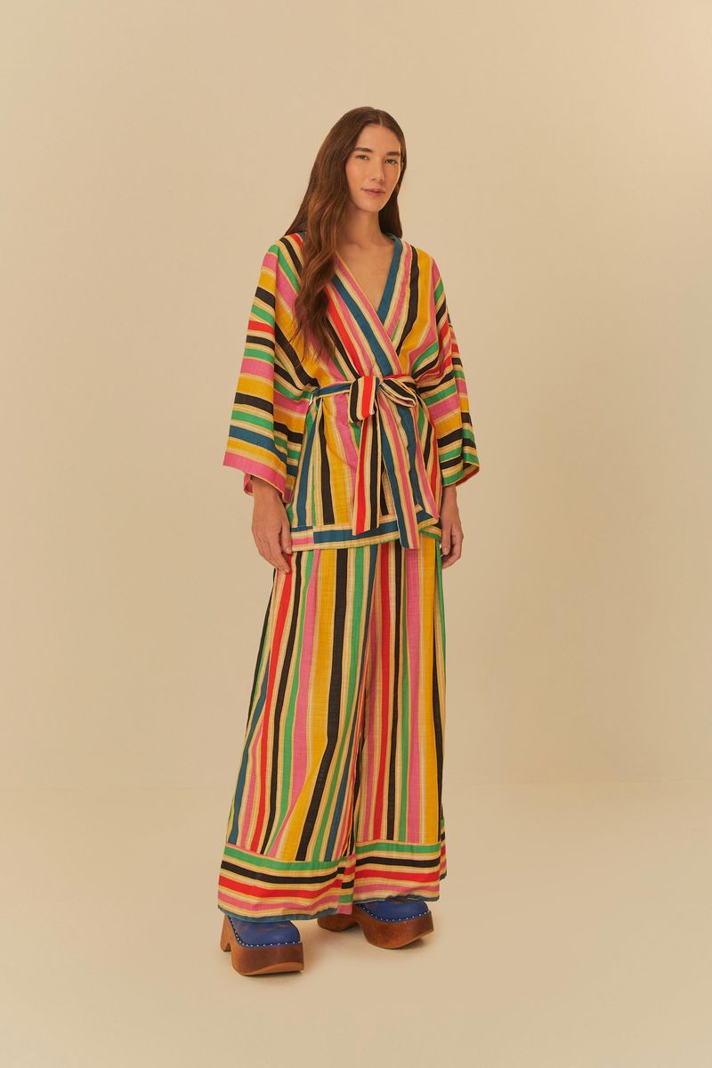 Imagen de una modelo vistiendo el Pantalón Pantalona Raya Rainbow, mostrando el diseño fluido y estampado multicolor.