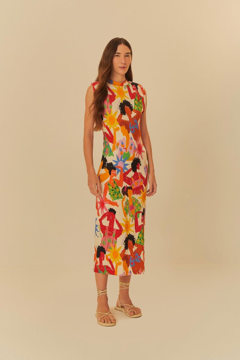 Modelo de perfil con vestido estampado, destacando la silueta columna.