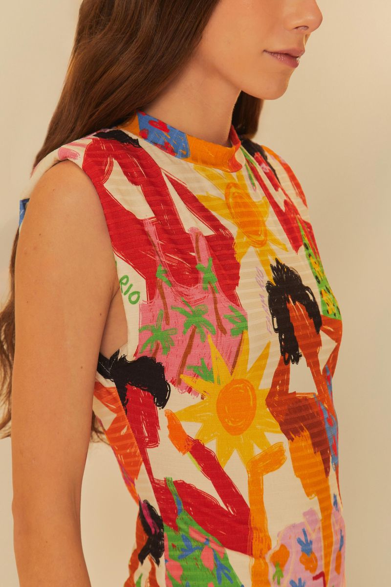Primer plano del vestido mostrando el cuello alto y estampado vibrante.