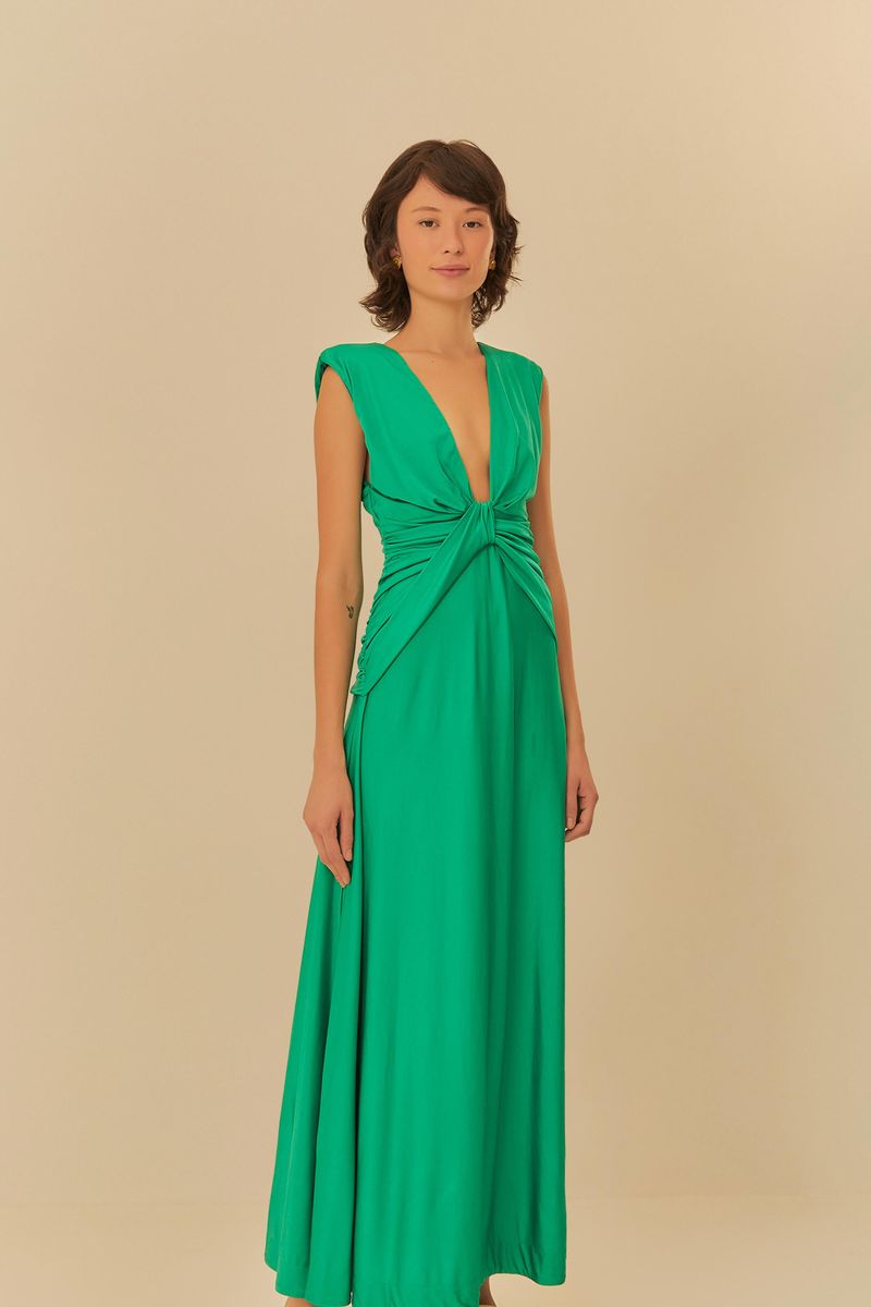 Vestido-verde-con-escote-profundo-en-V-y-detalle-de-torsion-en-el-frente-visto-de-lado.