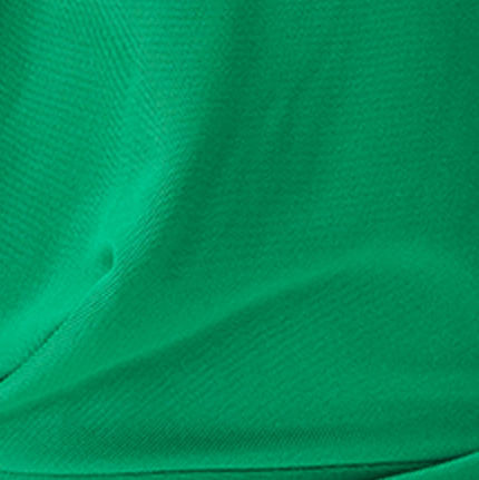 Primer-plano-del-escote-profundo-en-V-del-vestido-verde.